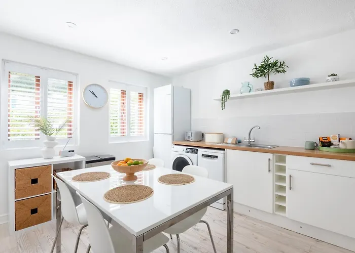 Hideaway - Exclusive Marina Development, Town Centre, With Parking